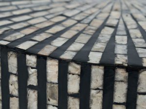 Miniaturka 2 - Szczegół wykończenia okrągłego stolika z geometrycznym wzorem kolor czarno-biały