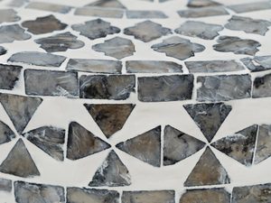 Miniaturka 5 - Okrągły stolik boczny z kamiennym blatem o geometrycznym wzorze