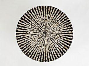 Miniaturka 3 - Okrągły stolik z dekoracyjnym wzorem mozaikowym w stylu industrialnym kolor czarno-biały