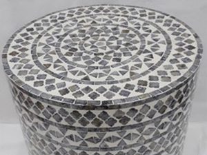 Miniaturka 1 - Detal plecionego wzoru kamienia na cylindrycznym stoliku bocznym