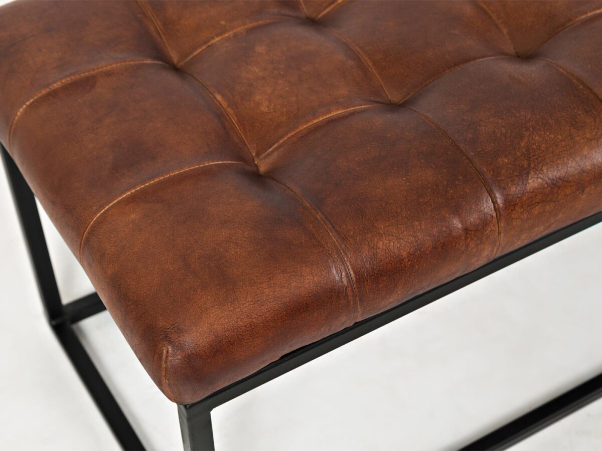 Rdzawo-brązowa skóra na tapicerowanej ławce