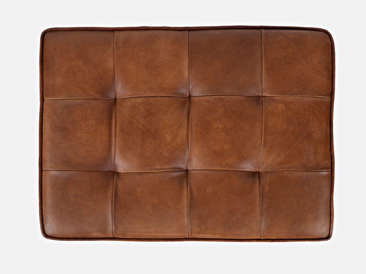 Industrialna ławka z metalową podstawą w kształcie krzyża i pikowanym siedziskiem