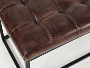 Miniaturka 1 - Detal tapicerowanego siedziska w stylu industrialnym z metalową ramą