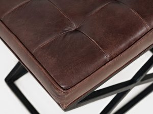 Miniaturka 1 - Skórzana ławka z pikowanym siedziskiem na czarnej metalowej ramie