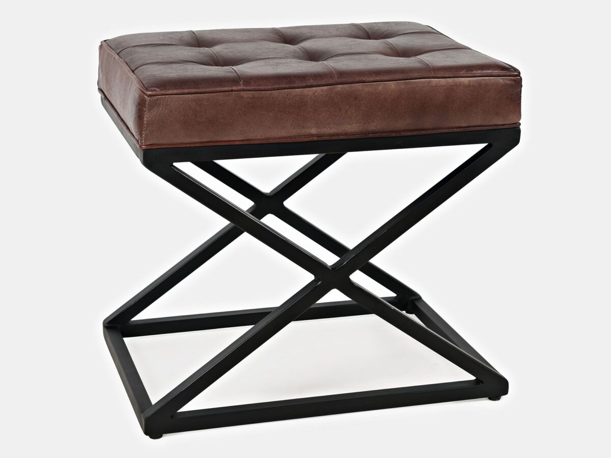 Zbliżenie na detale siedziska skórzanej ławki z widocznymi przeszyciami