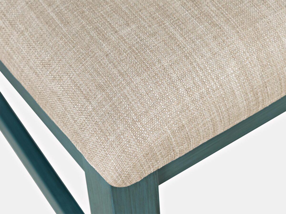 Tapicerowane krzesło z wysokim oparciem i miękkim siedziskiem w stylu klasycznym Tapicerowane krzesło z wysokim oparciem i miękkim siedziskiem w stylu klasycznym