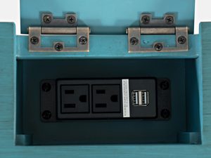 Miniaturka 5 - Detal złącza elektrycznego w biurku z portami USB i gniazdem zasilania