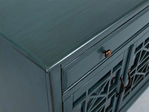 Miniaturka 3 - Zbliżenie na detale uchwytów w kolorze starego złota na komodzie w stylu vintage