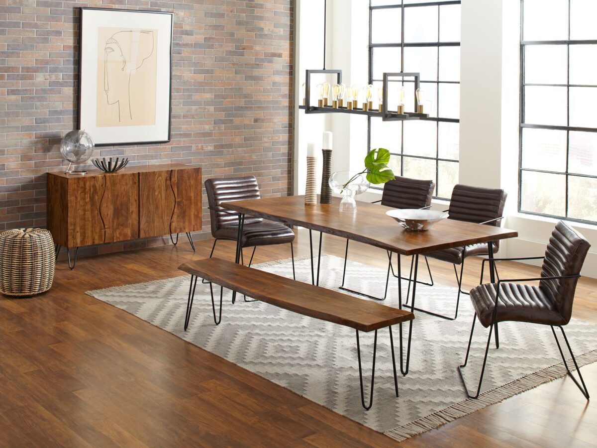 Zestaw mebli do jadalni z drewnianym stołem i krzesłami w stylu loftowym