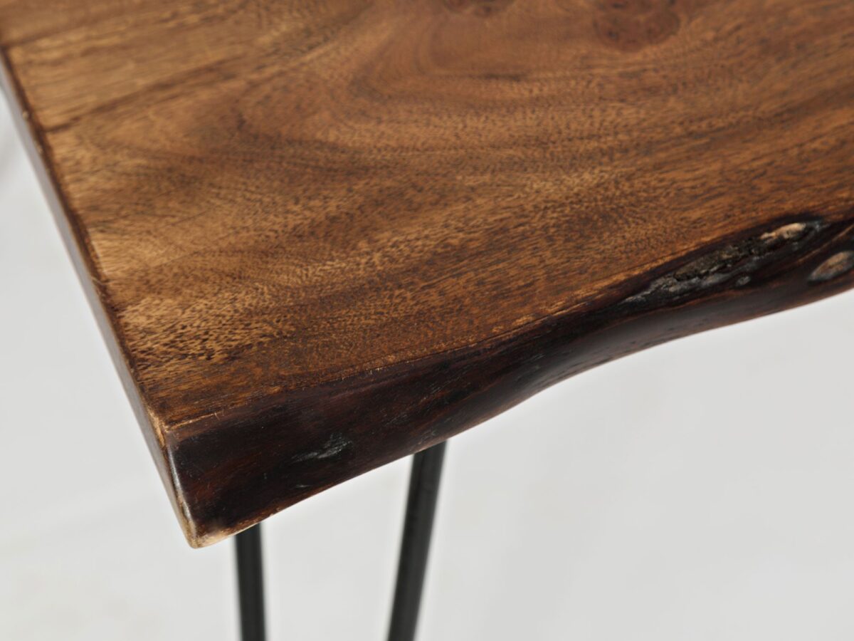 Detale industrialnego stołu