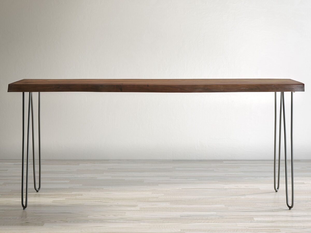 Stół w kolorze orzechowym