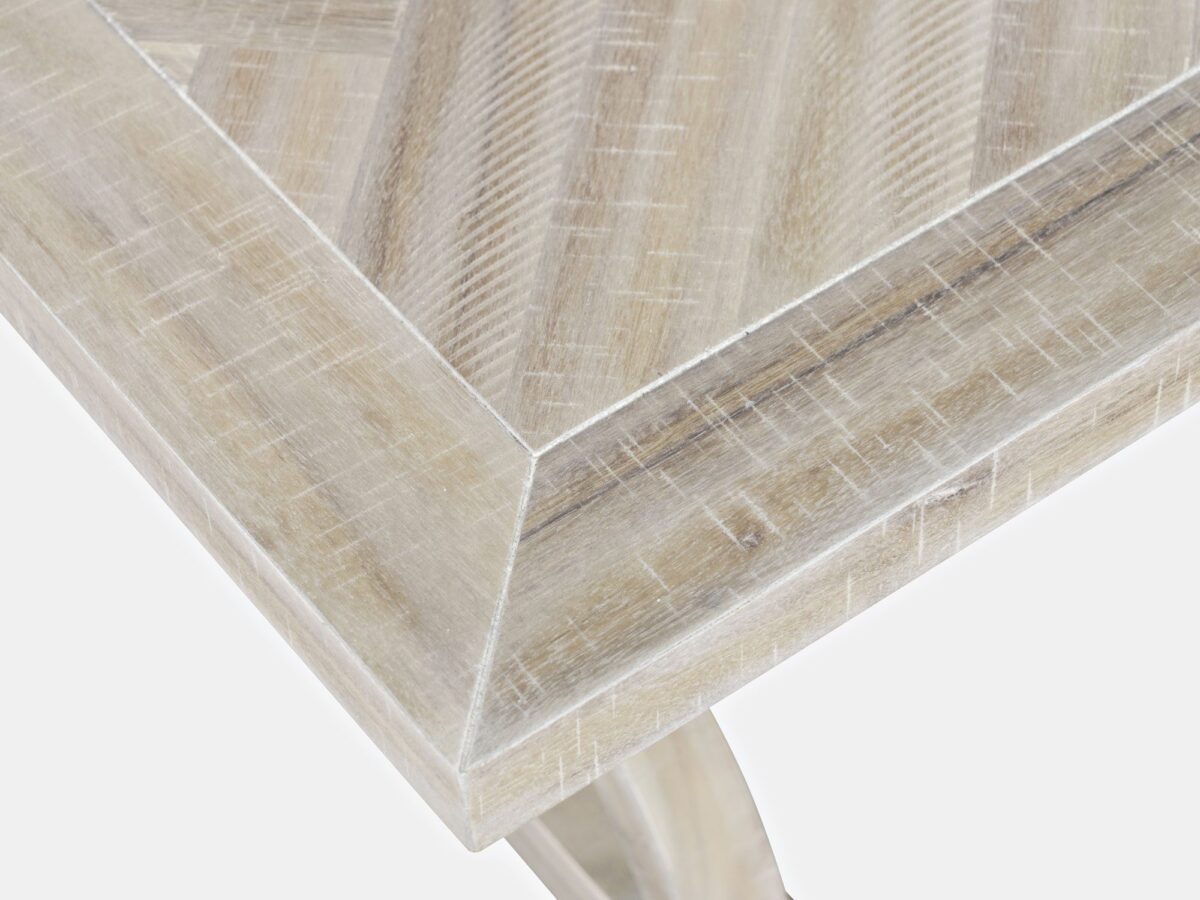 Detal drewnianego stołu z dekoracyjnym wzorem w stylu klasycznym