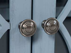 Miniaturka 5 - Detal metalowego uchwytu w stylu retro do stylowych mebli