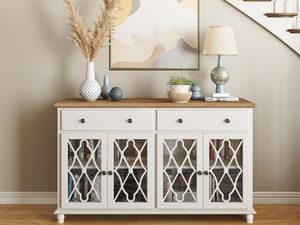 Miniaturka 3 - Drewniana komoda z przeszklonymi drzwiami w aranżacji salonu w stylu klasycznym