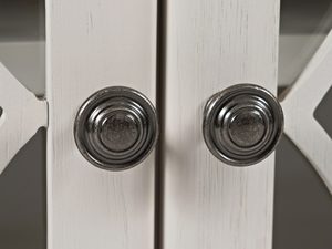 Miniaturka 6 - Detal drewnianego blatu z naturalnym wykończeniem do stylowych mebli