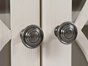 Miniaturka 2 - Srebrne gałki w komodzie beżowej