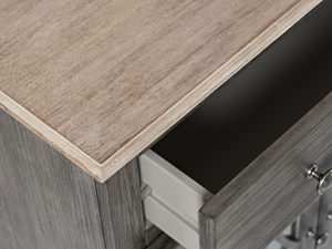 Miniaturka 2 - Szczegół wykończenia jasnego drewnianego blatu w stylu prowansalskim