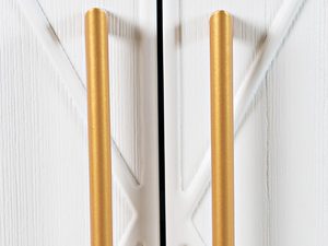 Miniaturka 4 - Detal złotych uchwytów na białych frontach komody