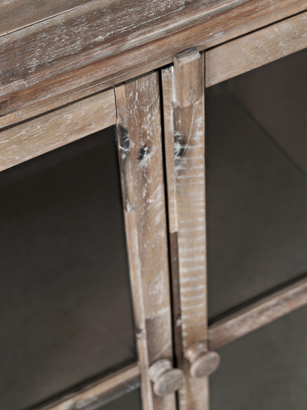 Nowoczesna komoda z białym frontem w jodełkę i złotymi uchwytami