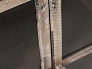 Miniaturka 2 - Nowoczesna komoda z białym frontem w jodełkę i złotymi uchwytami