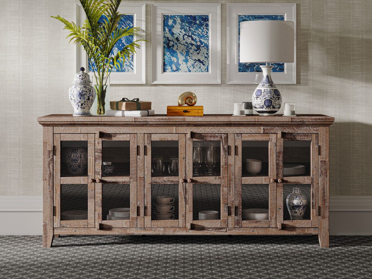 Stylowa komoda z rzeźbionymi frontami i metalowymi uchwytami