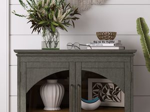 Miniaturka 5 - Nowoczesna witryna z drewnianymi półkami i metalowymi detalami