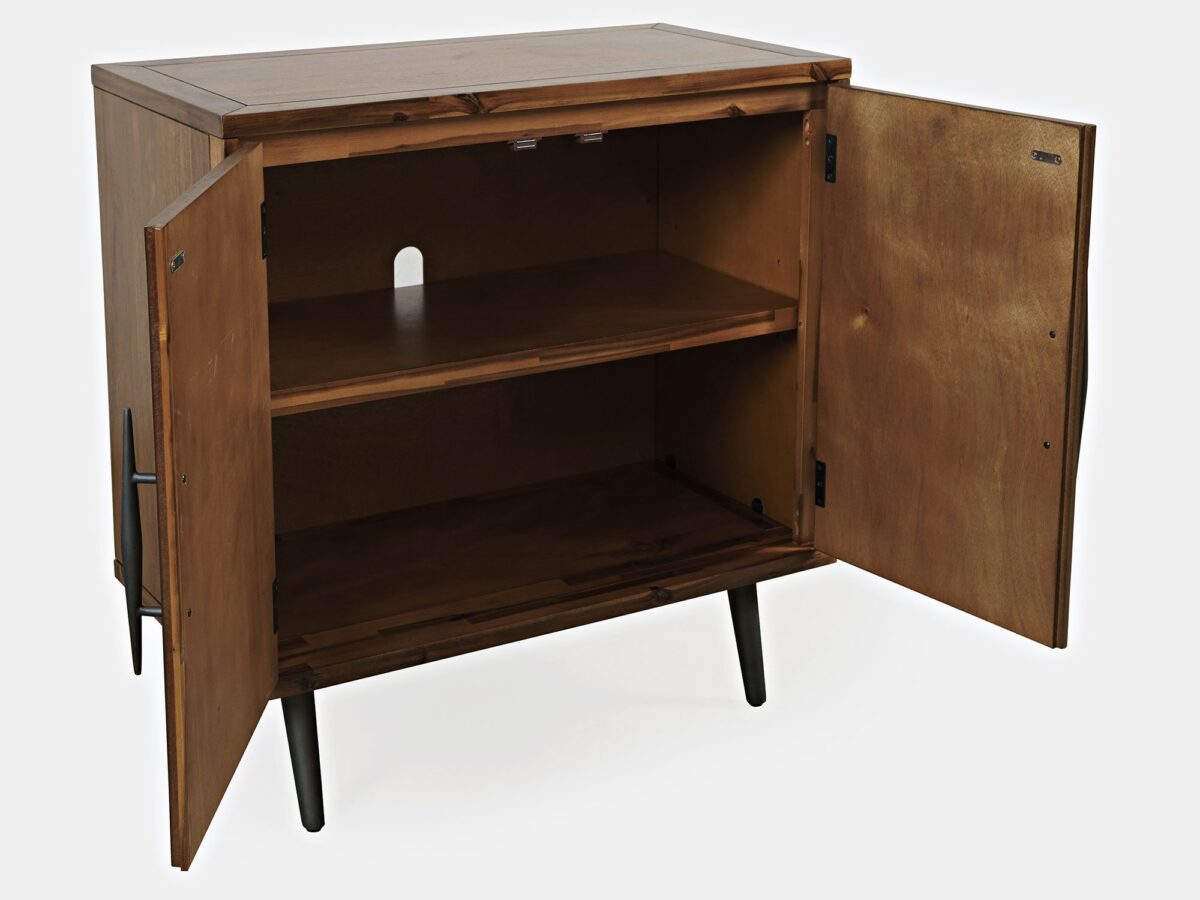 Komoda w stylu loft z otwartymi półkami i metalowymi nóżkami