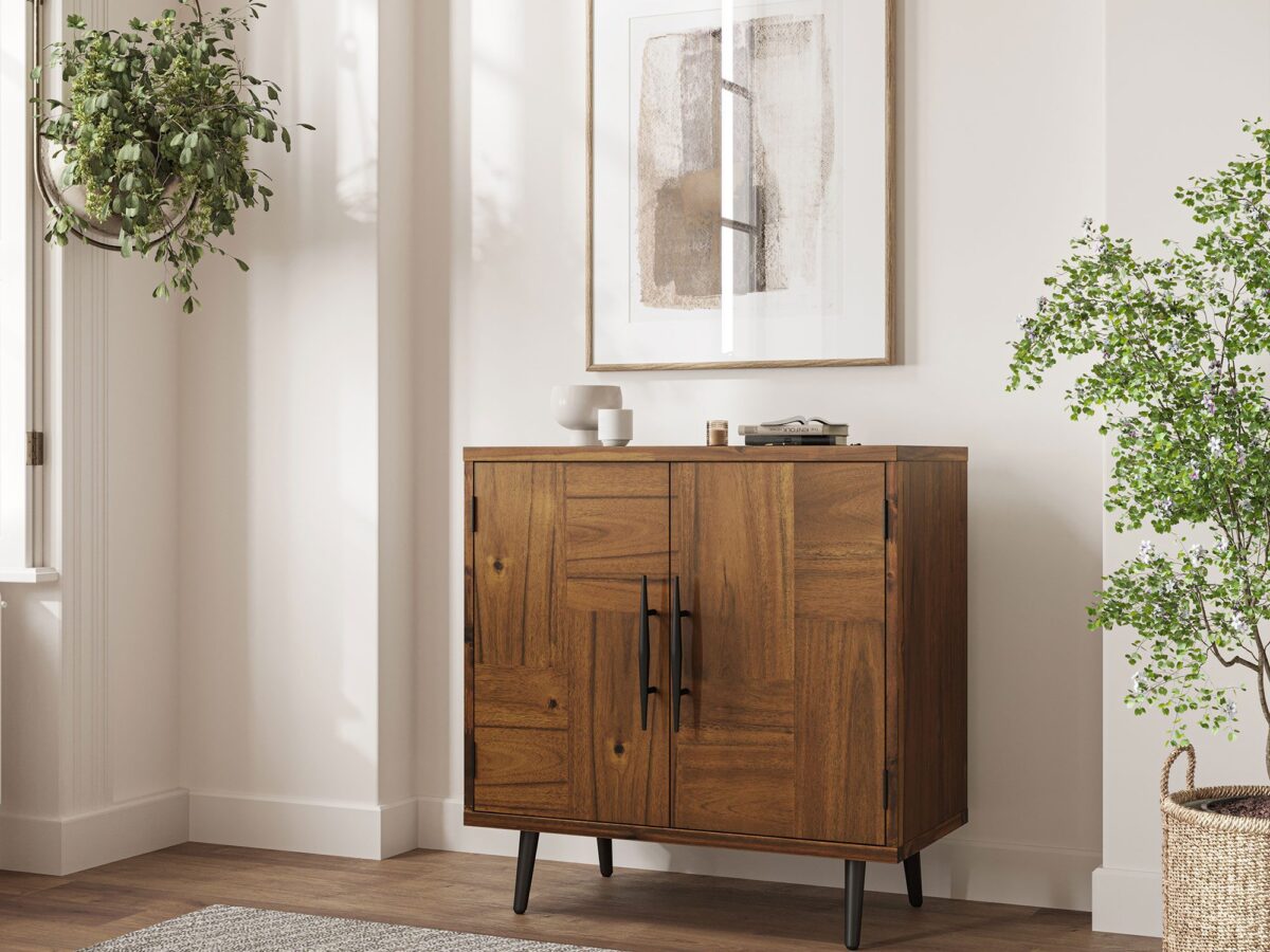 Drewniana komoda z czarnymi uchwytami i metalowymi nogami