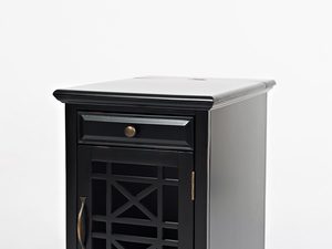 Miniaturka 5 - Detal klasycznej szafki nocnej z rzeźbionymi drzwiczkami i metalowym uchwytem