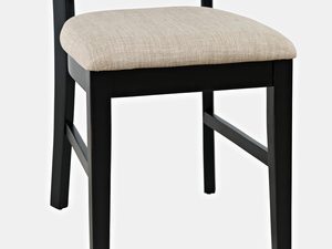 Miniaturka 2 - Detal klasycznego krzesła z drewnianym stelażem i tapicerowanym siedziskiem