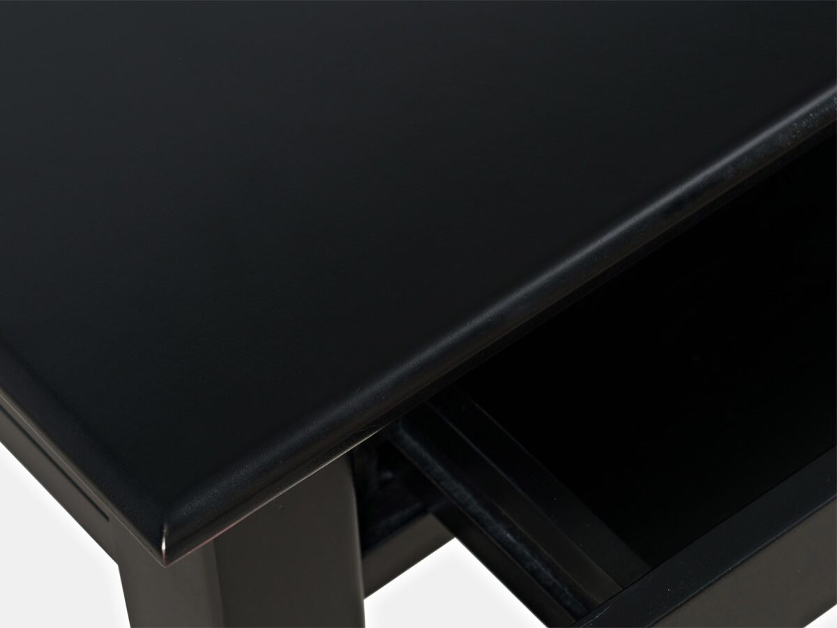 Detal eleganckiego biurka w kolorze czarnym Detal eleganckiego biurka w kolorze czarnym