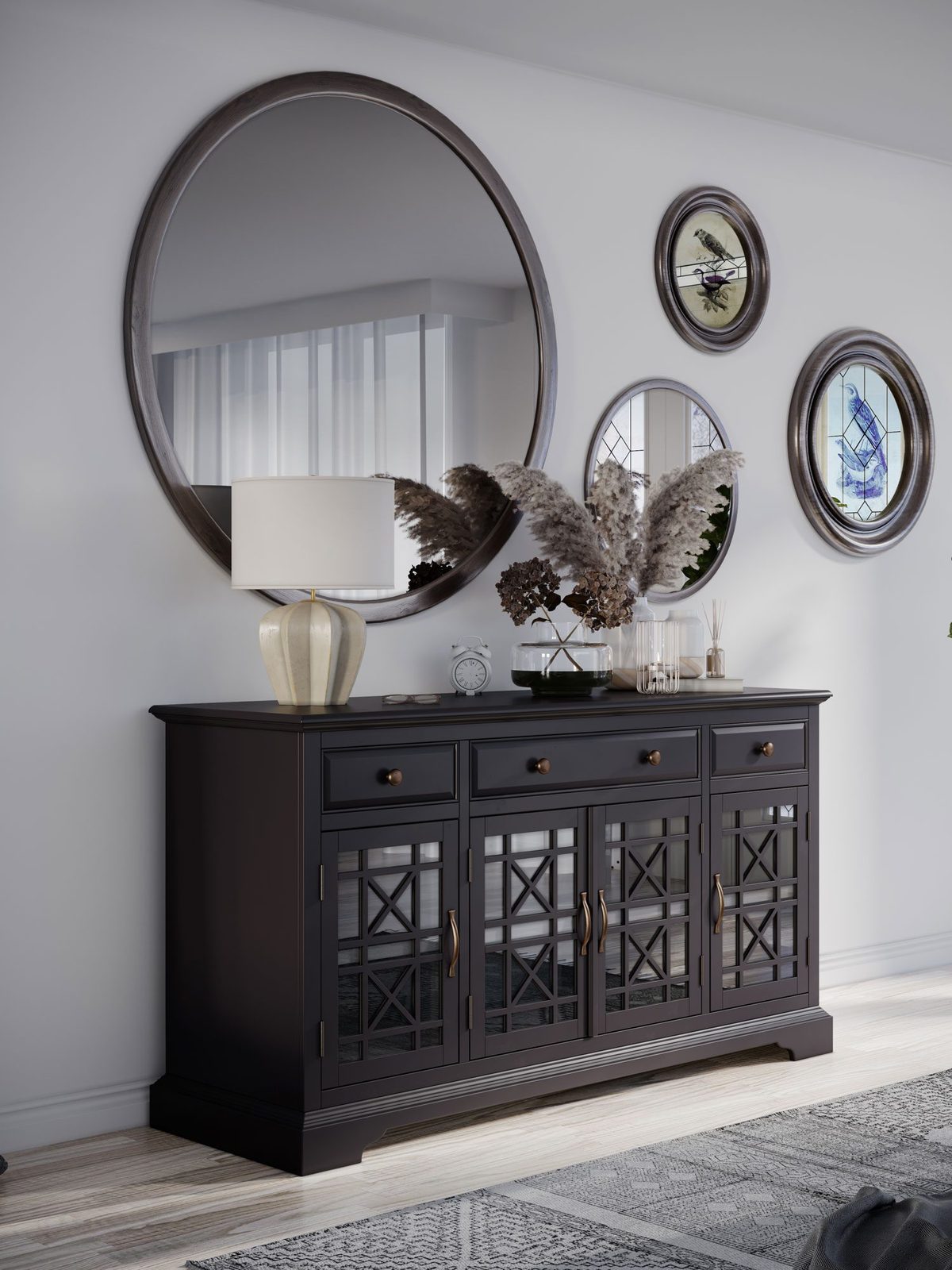 Czarna drewniana komoda z przeszklonymi drzwiami i dekoracyjnymi frontami w stylu klasycznym