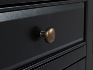 Miniaturka 6 - Detal drewnianej komody z dekoracyjnymi frontami w stylu klasycznym kolor czarny
