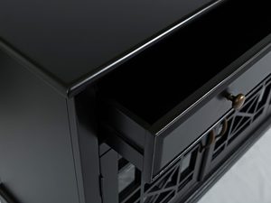 Miniaturka 7 - Drewniana komoda z trzema szufladami i przeszklonymi frontami w stylu klasycznym kolor czarny