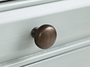 Miniaturka 4 - Detal drewnianego uchwytu w stylu vintage do klasycznej szafki nocnej