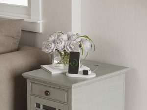 Miniaturka 7 - Detal schowka w klasycznej szafce nocnej z wbudowanym gniazdem zasilania