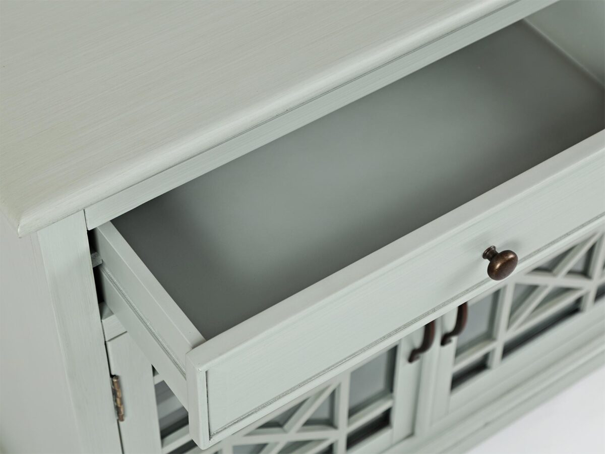 Szara drewniana komoda z przeszklonymi drzwiami i szufladami w stylu klasycznym