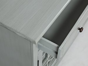 Miniaturka 3 - Detal szarej drewnianej komody z dekoracyjnymi frontami w stylu klasycznym