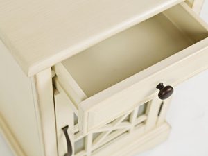 Miniaturka 4 - Szafka nocna w stylu klasycznym z ażurowym frontem i metalową rączką