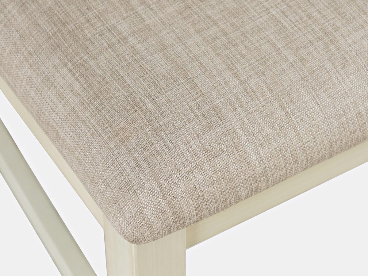 Detal oparcia krzesła w stylu skandynawskim