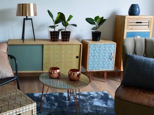 Miniaturka 3 - Drewniana komoda z dekoracyjnymi frontami w stylu retro kolor naturalny