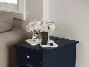 Miniaturka 5 - Detal gniazda z portem USB w niebieskiej szafce nocnej