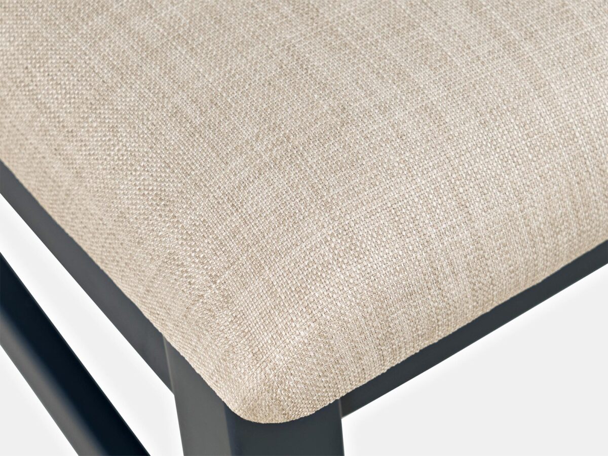 Detal siedziska w krześle tapicerowanym