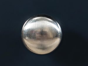 Miniaturka 5 - Detal metalowego uchwytu w stylu retro do komody