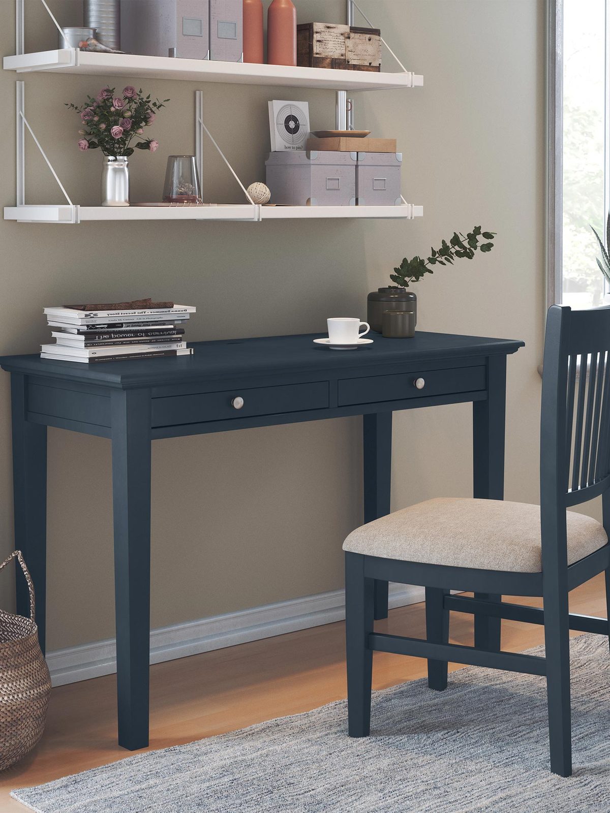 Eleganckie krzesło z tapicerowanym siedziskiem do klasycznego wnętrza