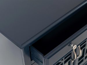 Miniaturka 5 - Szczegół wykończenia blatu czarnej drewnianej komody w stylu klasycznym
