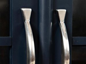 Miniaturka 3 - Srebrne uchwyty w ciemnografitowej komodzie