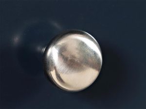 Miniaturka 4 - Detal metalowego uchwytu w stylu vintage do komody