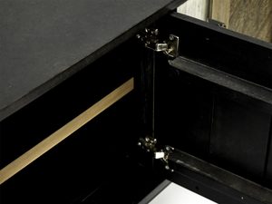 Miniaturka 7 - Detal metalowego zawiasu w czarnej komodzie w stylu industrialnym