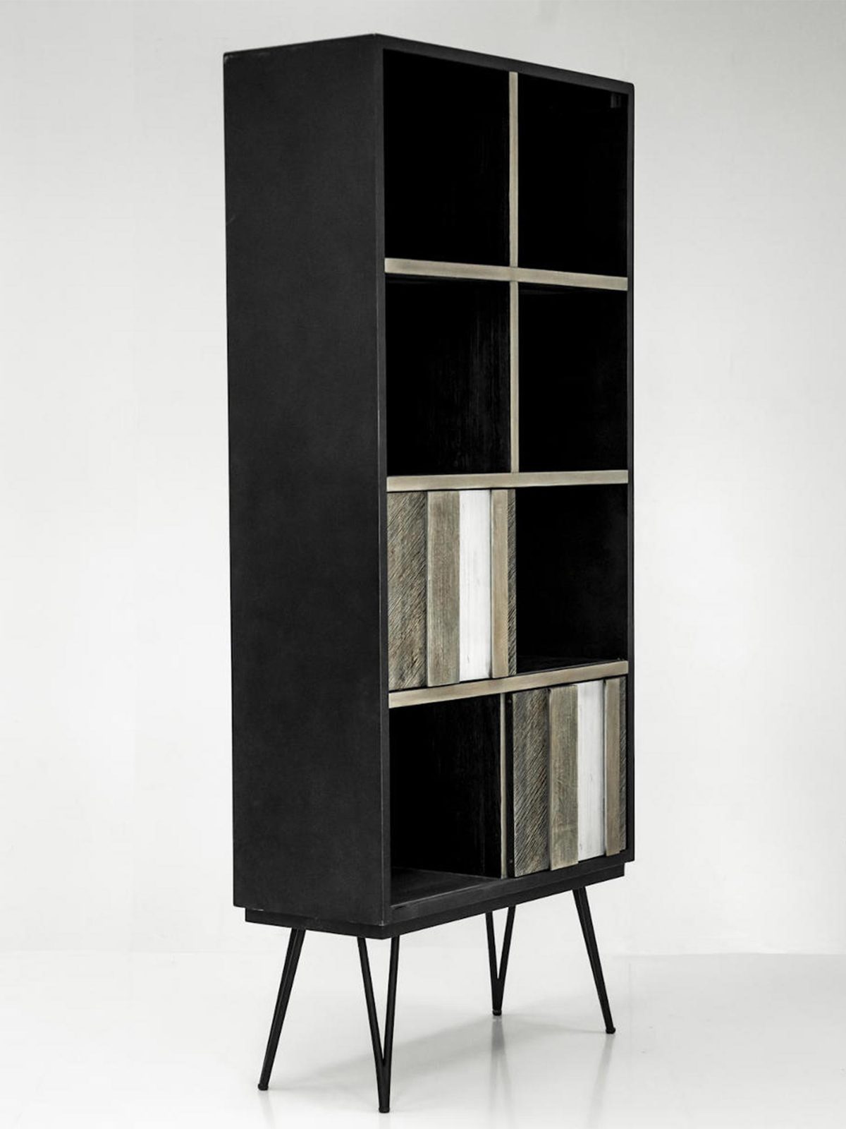 Wysoka czarna witryna z otwartymi półkami i kolorowymi frontami w stylu industrialnym Wysoka czarna witryna z otwartymi półkami i kolorowymi frontami w stylu industrialnym